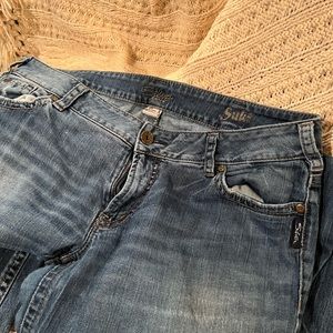 LOW rise Suki style Silver jeans, distressed size 36 waist